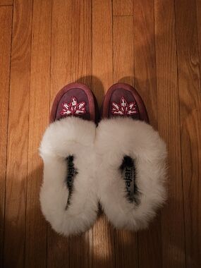 Pajar Wine Red Moccasin Slippers with White Fur Trim